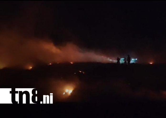 Foto: La Chureca arde sin tregua: incendio mantiene en vilo a decenas de familias/TN8