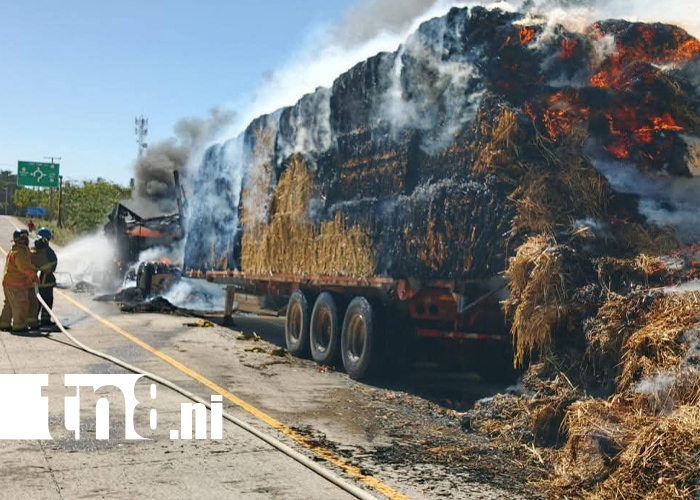 Foto: Rastra cargada con zacate queda reducida a cenizas en León /TN8