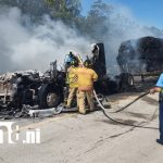 Foto: Rastra cargada con zacate queda reducida a cenizas en León /TN8