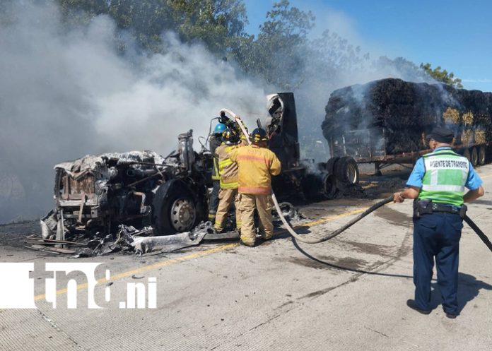 Foto: Rastra cargada con zacate queda reducida a cenizas en León /TN8