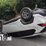 Jóven conductora pierde control y causa accidente en un barrio de Managua Foto: Aparatoso accidente en Managua / TN8
