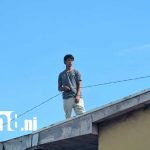 Foto: Joven bajo efectos alucinógenos sube al techo de una vivienda en Managua y se pone en riesgo / TN8