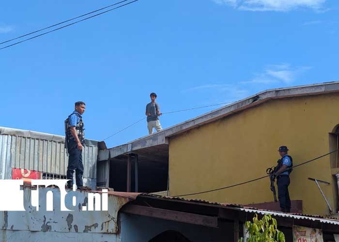 Foto: Joven bajo efectos alucinógenos sube al techo de una vivienda en Managua y se pone en riesgo / TN8