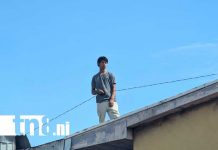 Joven provoca tensa situación en Managua: Fue al techo a agarrar cables de alta tensión Foto: Joven bajo efectos alucinógenos sube al techo de una vivienda en Managua y se pone en riesgo / TN8