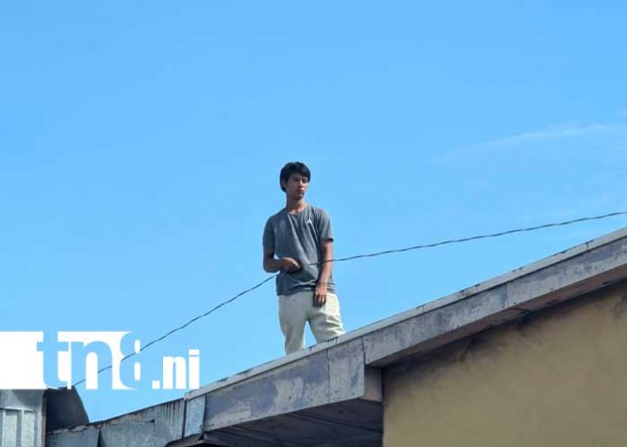 Foto: Joven bajo efectos alucinógenos sube al techo de una vivienda en Managua y se pone en riesgo / TN8 Foto: Joven bajo efectos alucinógenos sube al techo de una vivienda en Managua y se pone en riesgo / TN8