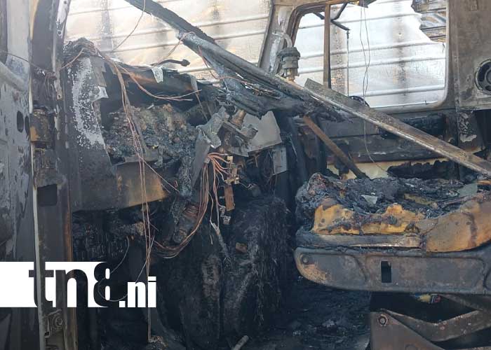 Foto: Incendio dentro un camión en el sector de Sabana Grande, Managua / TN8
