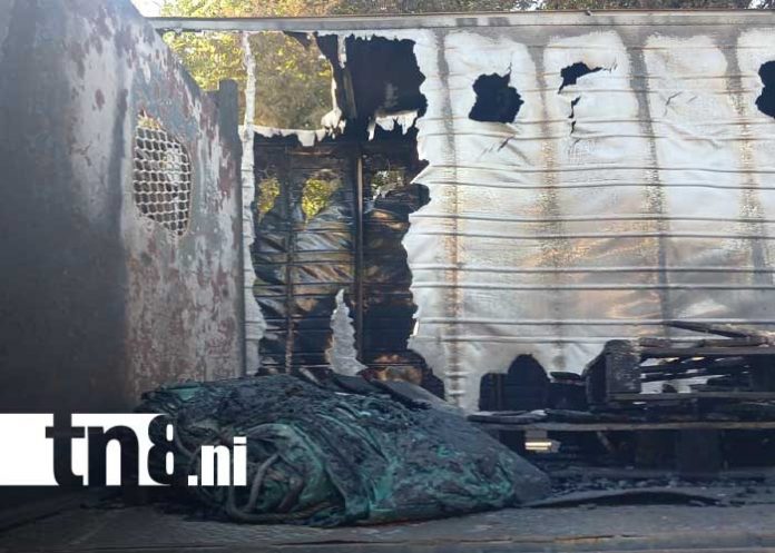 Foto: Incendio en un camión de Sabana Grande, Managua / TN8