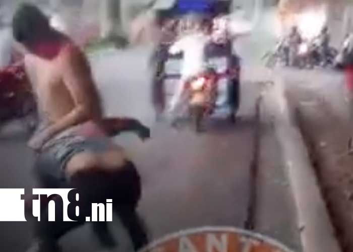 Foto: Pleito entre taxista y caponera en San Judas, Managua / TN8