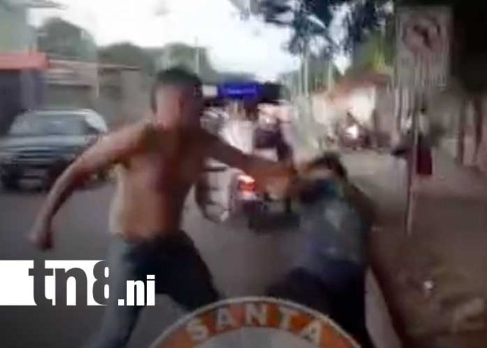Foto: Pleito entre taxista y caponera en San Judas, Managua / TN8