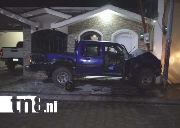 Foto: Jóvenes ebrios provocan choque contra casa en Estelí /TN8