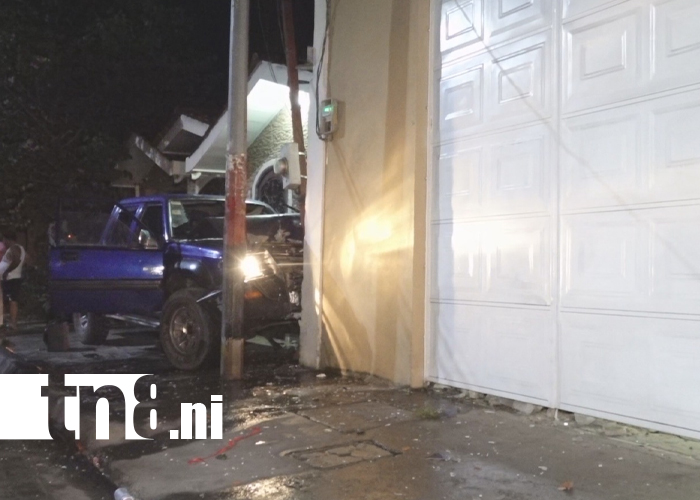 Foto: Jóvenes ebrios provocan choque contra casa en Estelí /TN8