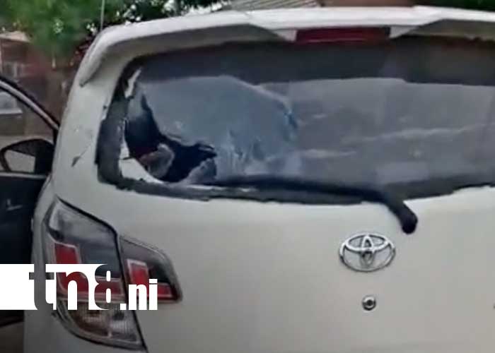 Foto: Tras altercado en Ciudad Sandino, motociclista quiebra vidrio de un taxi / TN8
