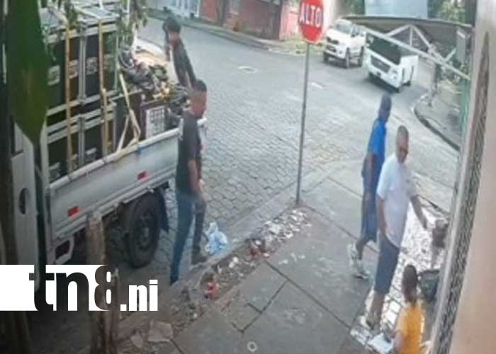 Foto: Situación de peligro con un bus en el barrio Ducualí, en Managua / TN8