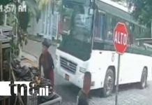 Peligro en Ducualí: Bus de Managua avanza a gran velocidad por zona en reparación (VIDEO) Foto: Situación de peligro con un bus en el barrio Ducualí, en Managua / TN8