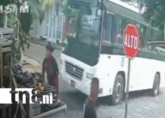 Foto: Situación de peligro con un bus en el barrio Ducualí, en Managua / TN8