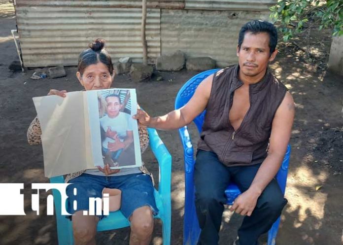 Foto: Padres desesperados en Managua por una desaparición / TN8