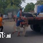 Foto: Niños expuestos al peligro con una rastra en Tipitapa / TN8