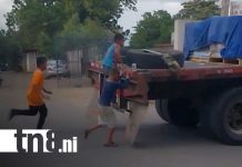 Exposición al peligro en Tipitapa ¿Dónde están los padres de estos 3 niños? Foto: Niños expuestos al peligro con una rastra en Tipitapa / TN8