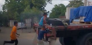 Foto: Niños expuestos al peligro con una rastra en Tipitapa / TN8