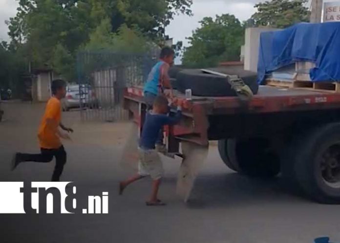 Foto: Niños expuestos al peligro con una rastra en Tipitapa / TN8 Foto: Niños expuestos al peligro con una rastra en Tipitapa / TN8