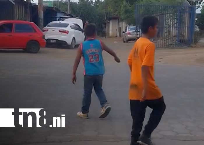Foto: Niños expuestos al peligro con una rastra en Tipitapa / TN8