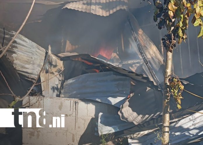 Foto: Incendio de origen eléctrico causa pérdidas totales en vivienda de Jalapa/TN8