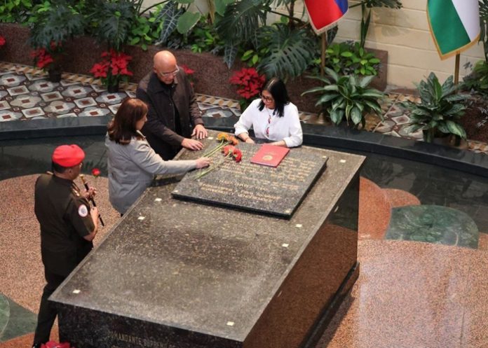 Foto: Delcy Rodríguez reafirma compromiso con el Comandante Hugo Chávez Frías/Cortesía