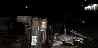 Foto: Accidente en Nueva Segovia: Vuelco de camioneta por sobrecarga/TN8