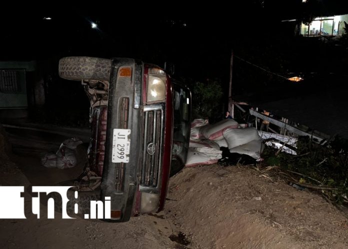 Foto: Accidente en Nueva Segovia: Vuelco de camioneta por sobrecarga/TN8