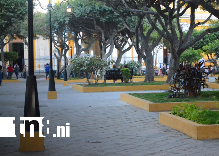 Foto: Familias de Granada celebran la renovación del parque central en su segunda etapa/TN8