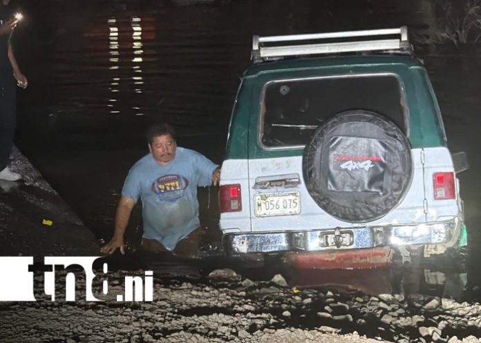 Foto: Conductor pierde el control y su vehículo cae a la quebrada El Potrero en Juigalpa/TN8