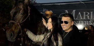 Foto: Ángela Aguilar sorprende a Nodal con obsequio charro/Cortesía
