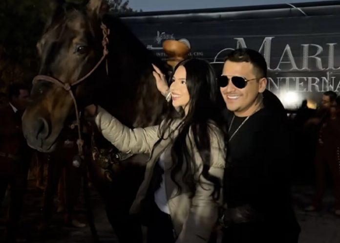 Foto: Ángela Aguilar sorprende a Nodal con obsequio charro/Cortesía