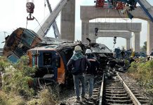 Tragedia en Tailandia: grúa cae sobre tren y deja al menos 22 muertos Foto: Heridos al caer una grúa sobre un tren en Tailandia /Cortesía
