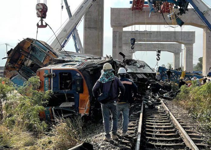 Foto: Heridos al caer una grúa sobre un tren en Tailandia /Cortesía