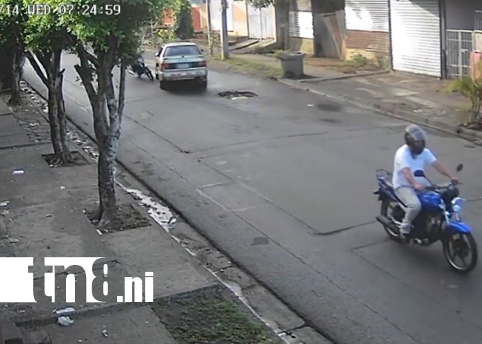 Foto: Conductor se va tras chocar a motociclista en Managua /TN8