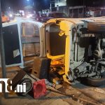 Foto: Accidente en Santo Domingo deja un microbusito volcado/TN8