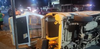 Foto: Accidente en Santo Domingo deja un microbusito volcado/TN8