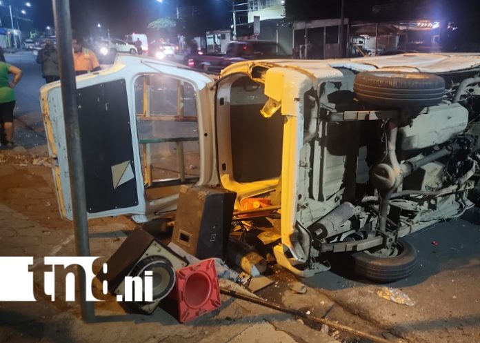Foto: Accidente en Santo Domingo deja un microbusito volcado/TN8