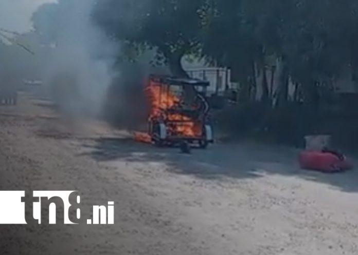 Foto: Mototaxi se incendia en pleno recorrido en El Viejo, Chinandega/TN8