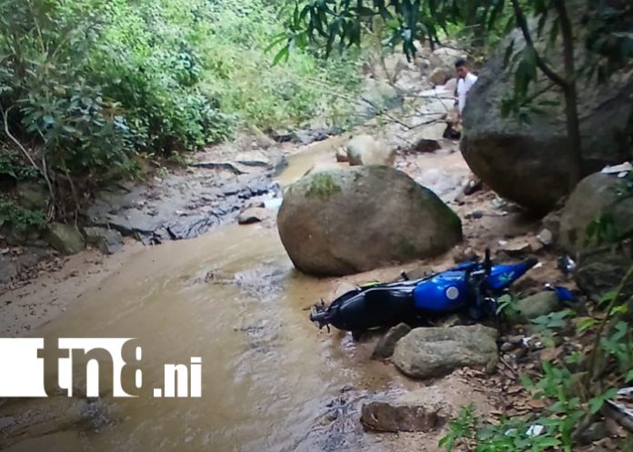 Foto: Motociclista fallece tras salir de la vía en el Puente Alalí, Nueva Segovia/ TN8