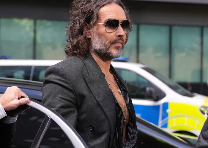 Foto: Russell Brand permanece en libertad bajo fianza mientras avanza el proceso judicial/TN8