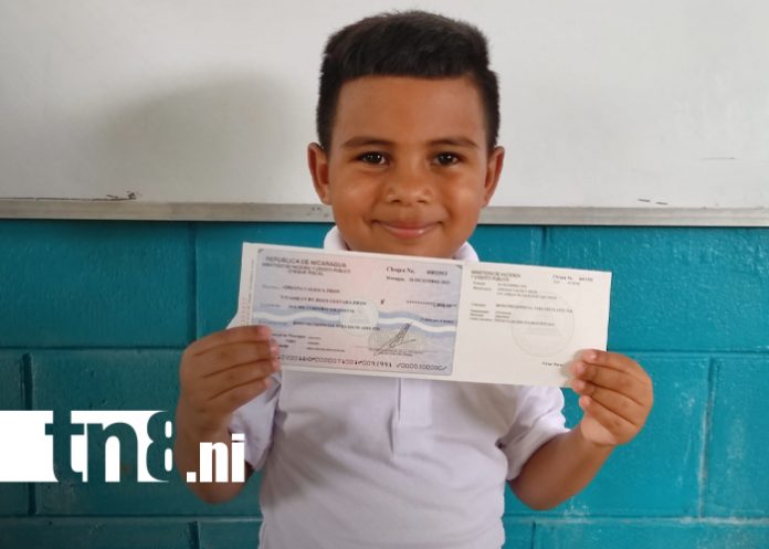 Foto: Niños de Diriomo reciben bono escolar y celebran el regreso a clases/TN8