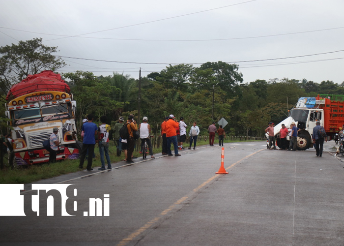 Foto: Colisión entre bus y camión ganadero genera pánico en ruta Managua-Rosita/TN8