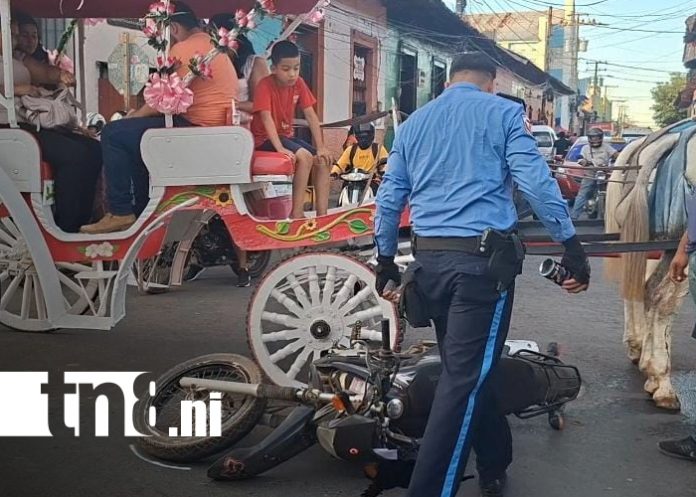 Foto: Motociclista choca contra coche de caballos en Calle Real Xalteva, Granada/TN8