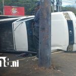 Foto: Camionero invade carril y provoca volcamiento de camioneta en Managua/ TN8