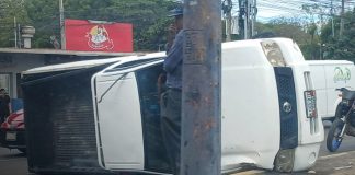 Foto: Camionero invade carril y provoca volcamiento de camioneta en Managua/ TN8