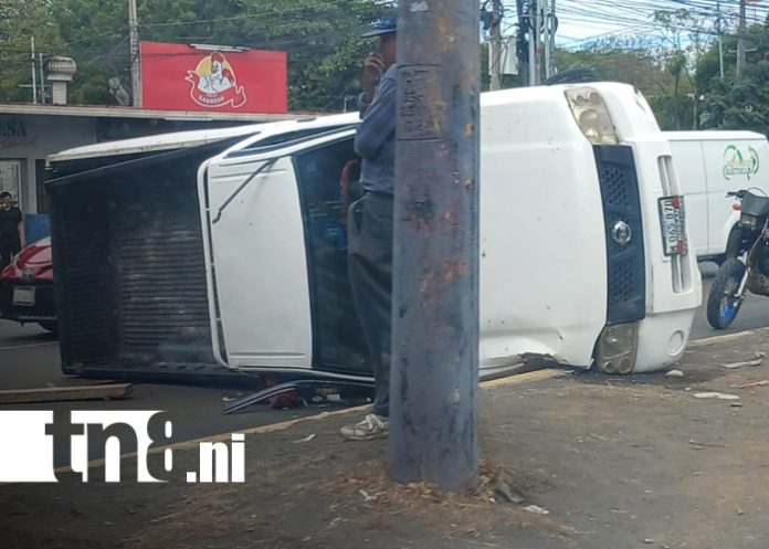 1 Foto: Camionero invade carril y provoca volcamiento de camioneta en Managua/ TN8