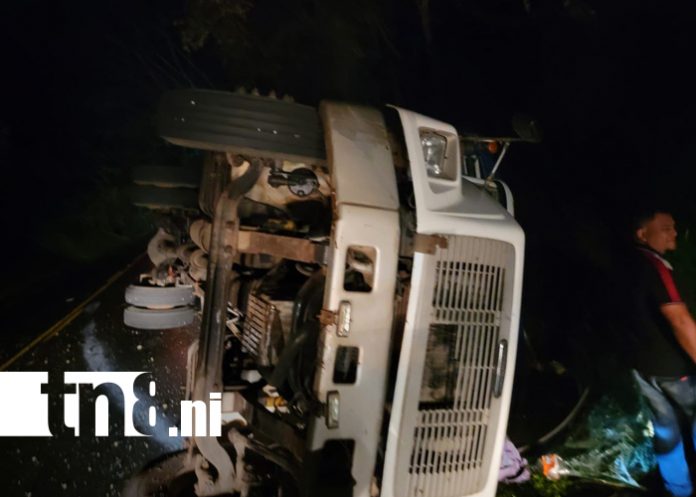 Foto: Accidente de camión deja conductor lesionado en Chontales/TN8 Foto: Accidente de camión deja conductor lesionado en Chontales/TN8