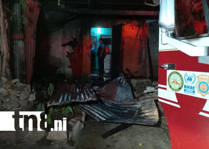 Foto: Incendio destruye bodega de materiales para piñatas en Managua/TN8